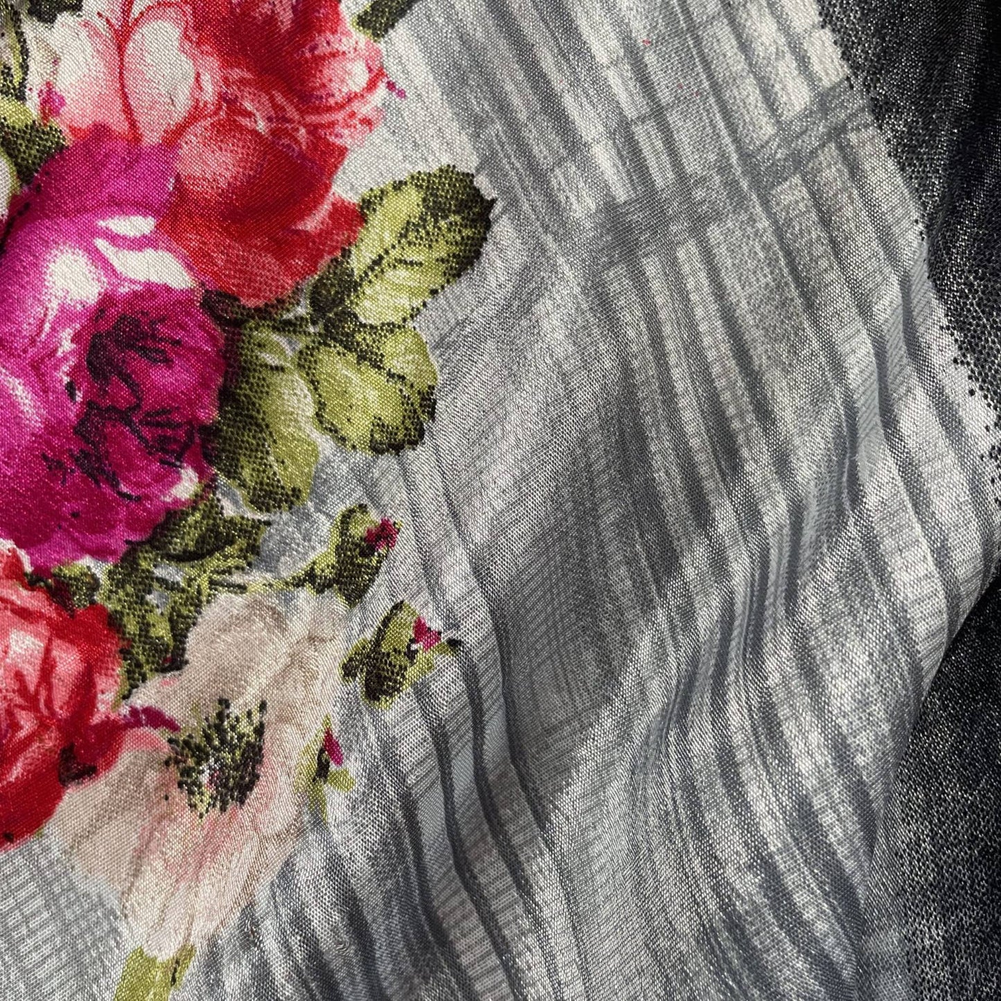 Stoffdetail: upcycelter Sari-Stoff in Grau mit rosa Akzenten