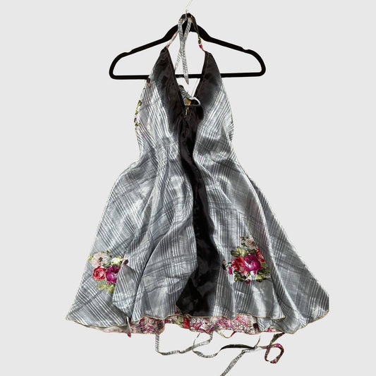Kurzes Magic Scarf Dress aus upcyceltem Sari in Grau mit Print und rosa Akzenten, Vorderansicht