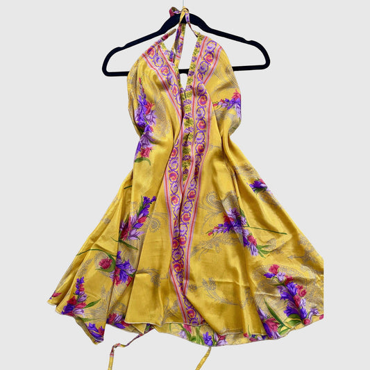 Kurzes Magic Scarf Dress aus upcyceltem Sari in Gelb mit Print und grünen Akzenten, Vorderansicht