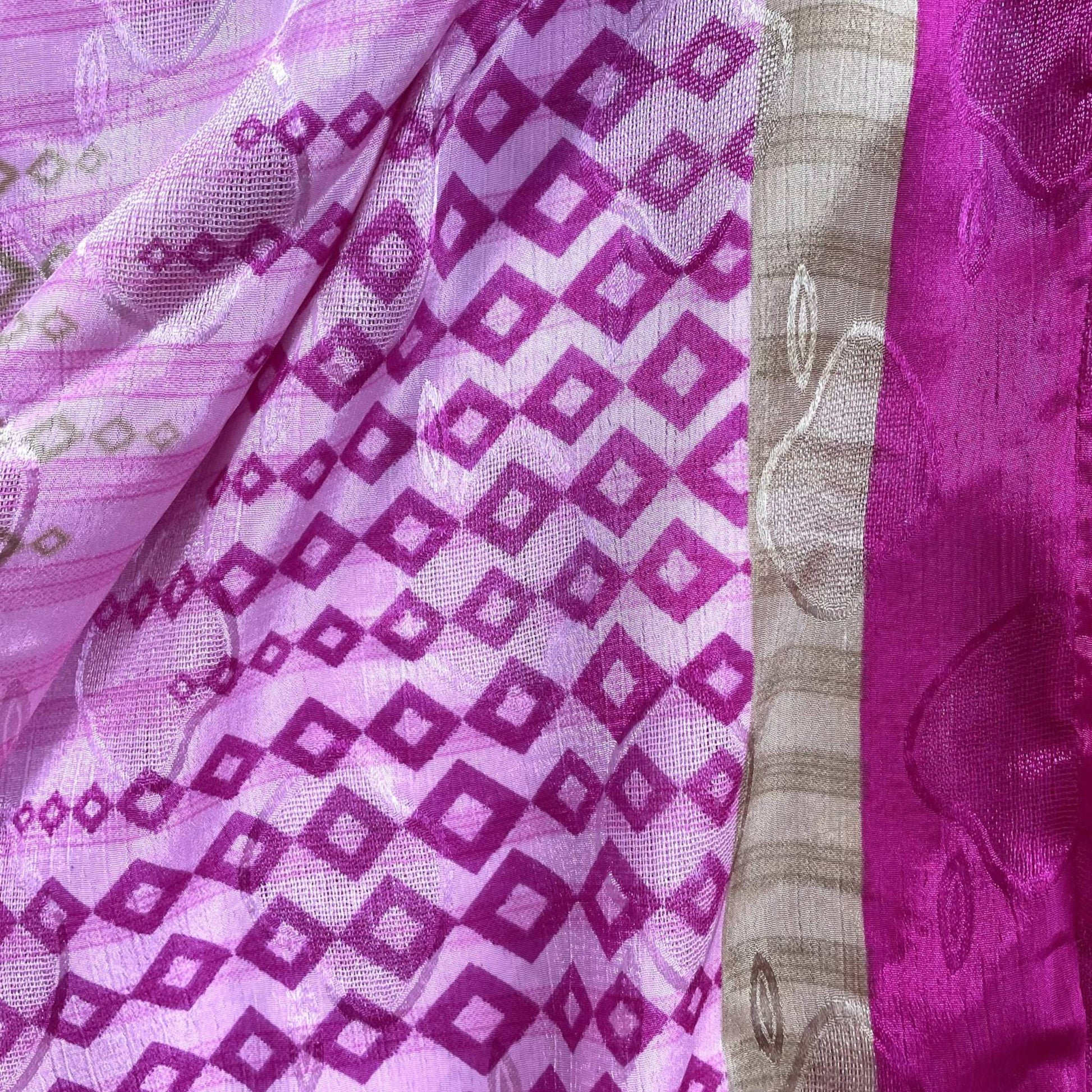Stoffdetail: upcycelter Sari-Stoff in Pink mit lila Akzenten