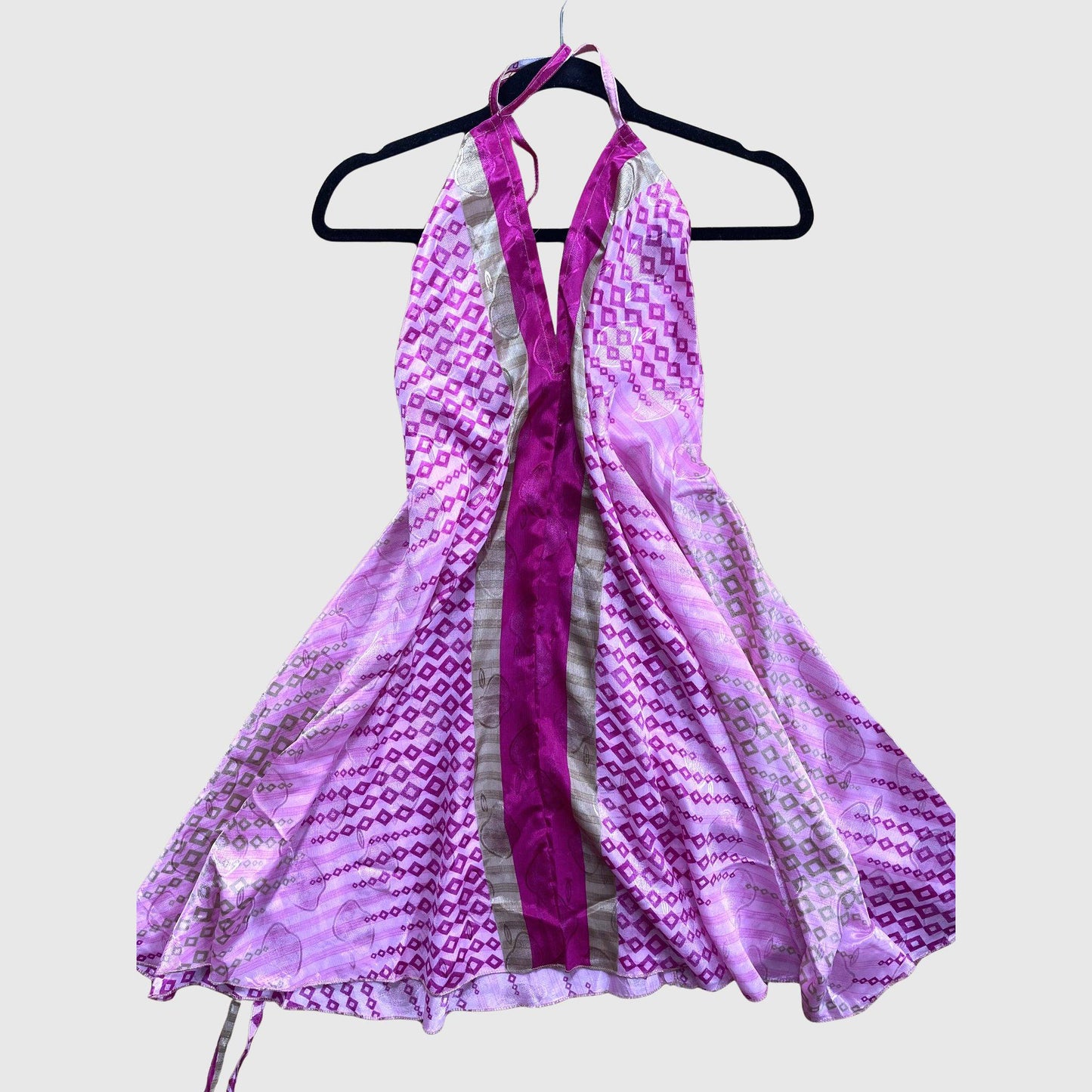 Kurzes Magic Scarf Dress aus upcyceltem Sari in Pink mit Print und lila Akzenten, Vorderansicht