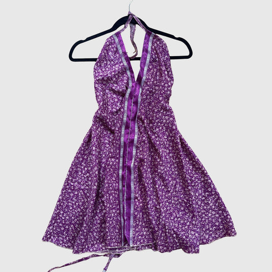 Kurzes Magic Scarf Dress aus upcyceltem Sari in Lila mit Print und goldenen Akzenten, Vorderansicht