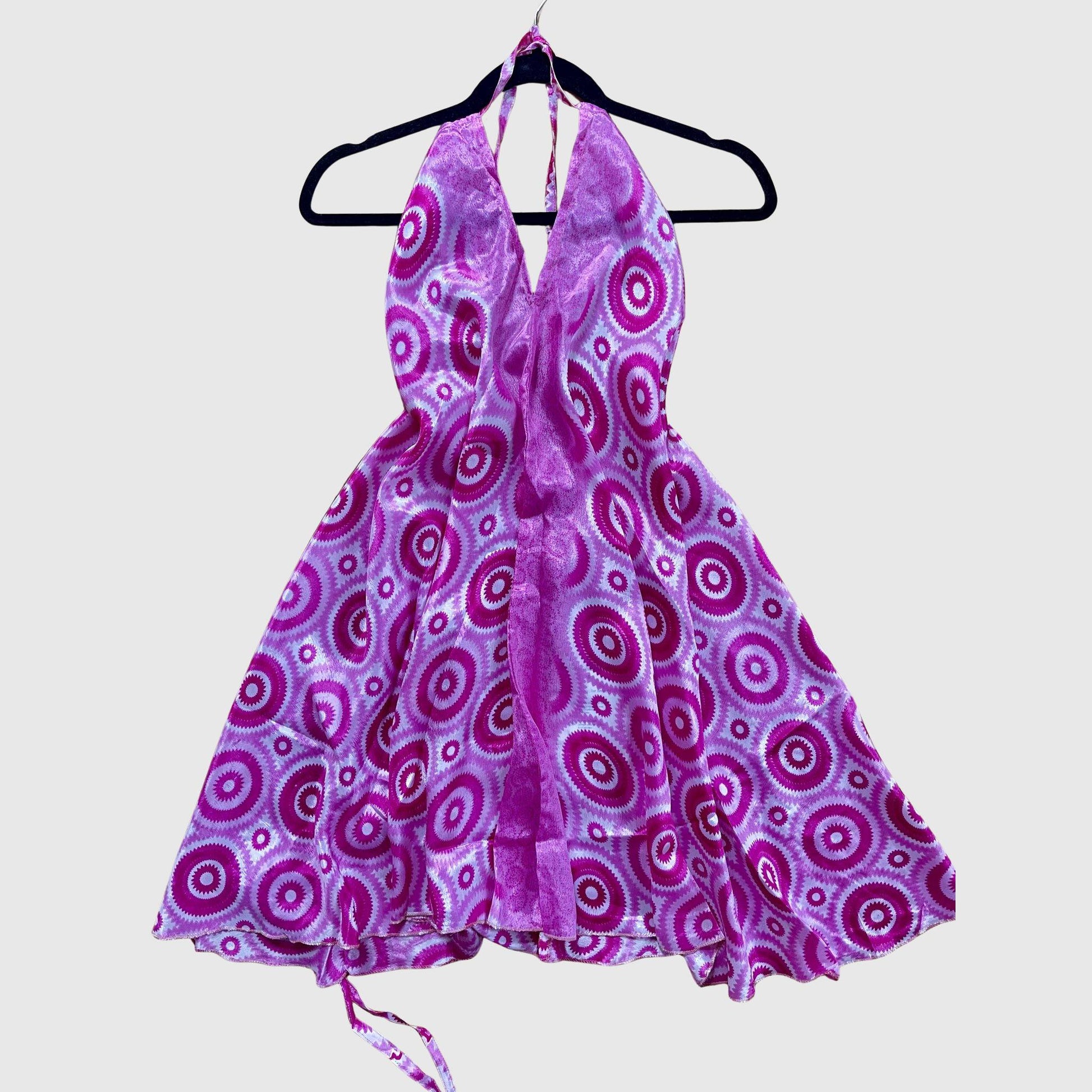 Kurzes Magic Scarf Dress aus upcyceltem Sari in Pink mit Print und roten Akzenten, Vorderansicht
