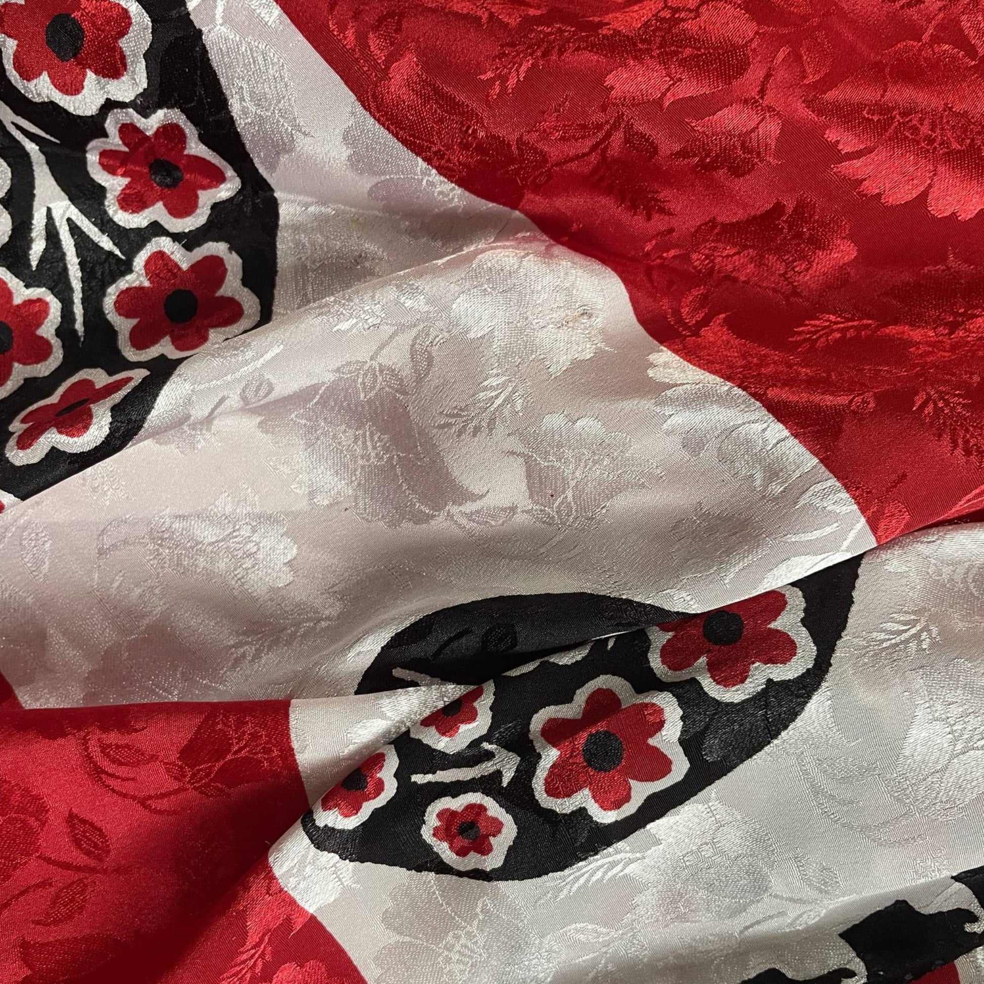 Stoffdetail: upcycelter Sari-Stoff in Rot mit goldenen Akzenten