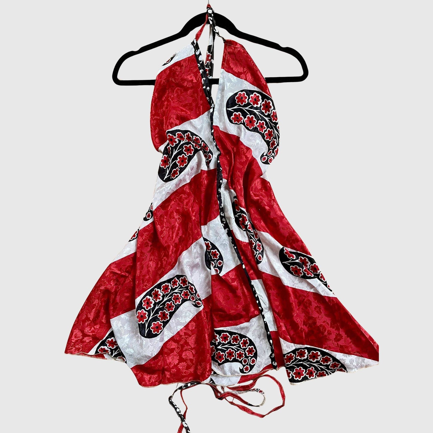 Kurzes Magic Scarf Dress aus upcyceltem Sari in Rot mit Print und goldenen Akzenten, Vorderansicht