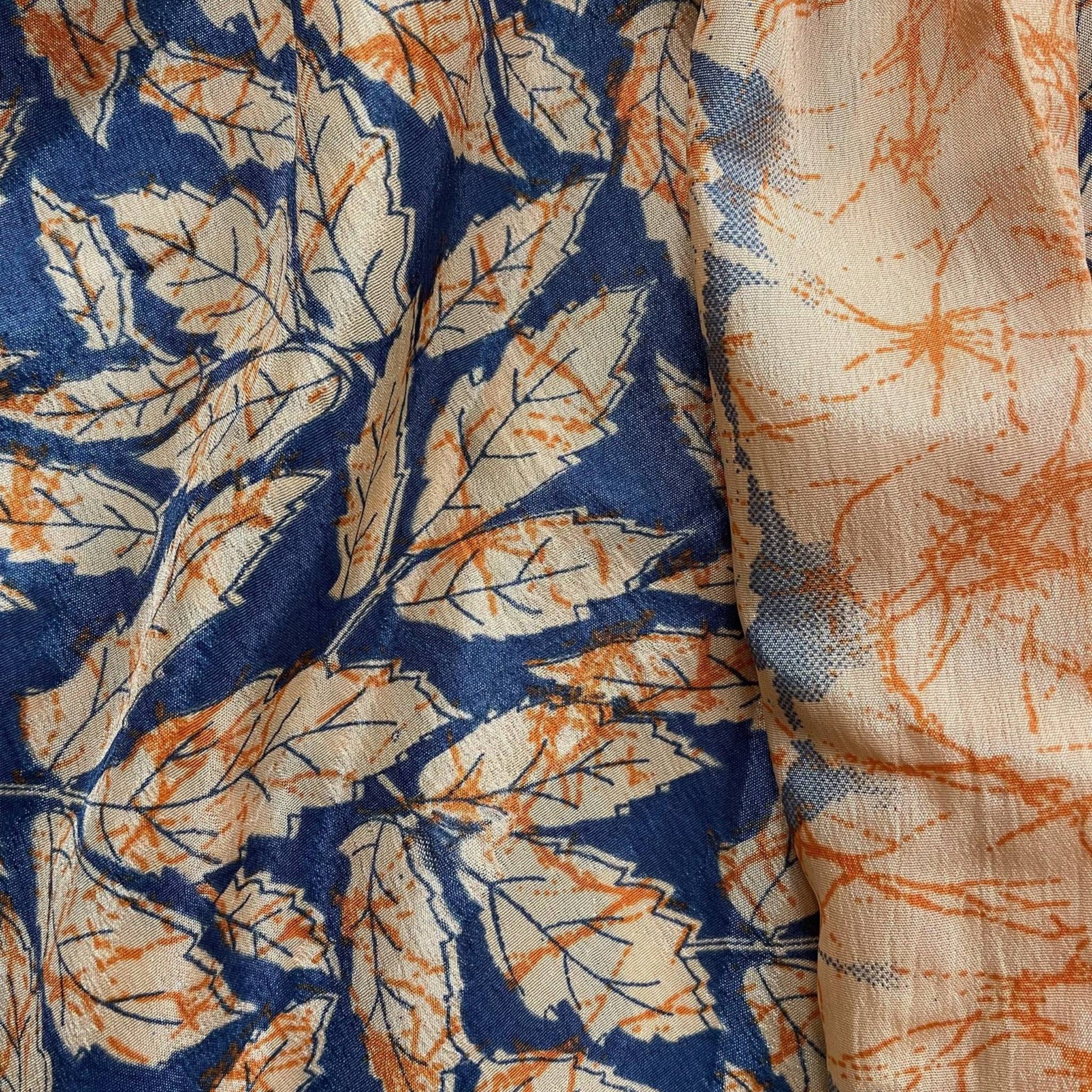 Stoffdetail: upcycelter Sari-Stoff in Blau mit gemustertem Print