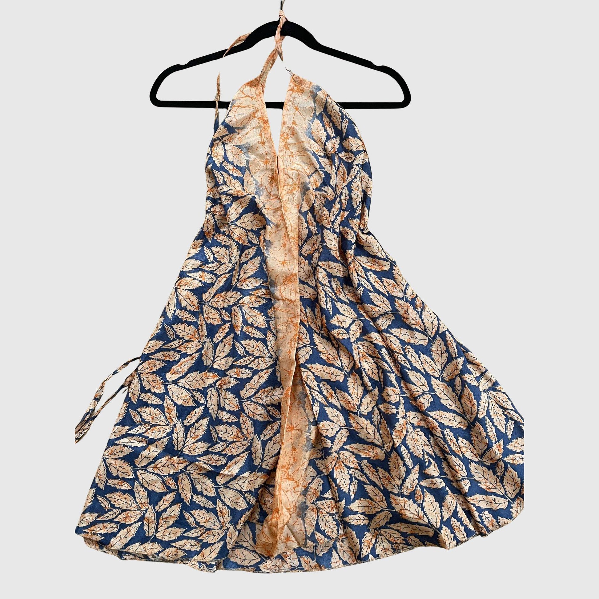 Kurzes Magic Scarf Dress aus upcyceltem Sari in Blau mit gemustertem Print, Vorderansicht