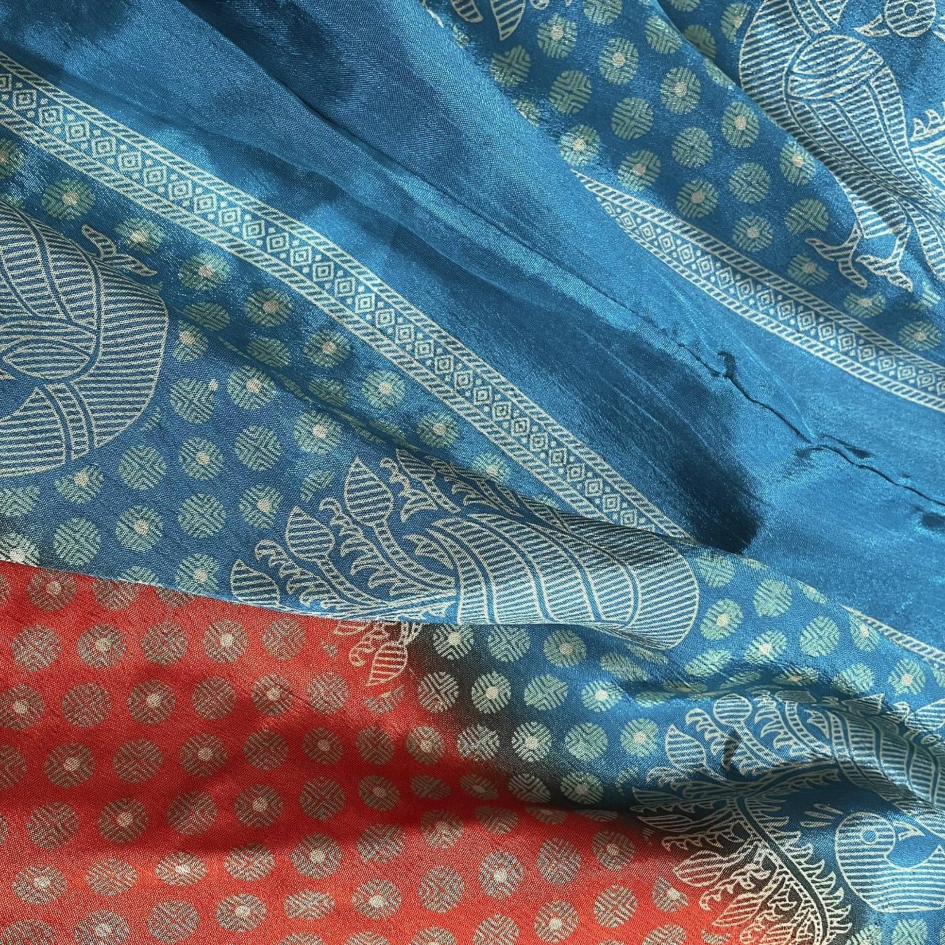Stoffdetail: upcycelter Sari-Stoff in Türkis mit gemustertem Print