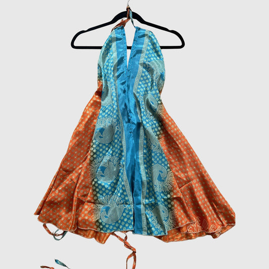 Kurzes Magic Scarf Dress aus upcyceltem Sari in Türkis mit gemustertem Print, Vorderansicht