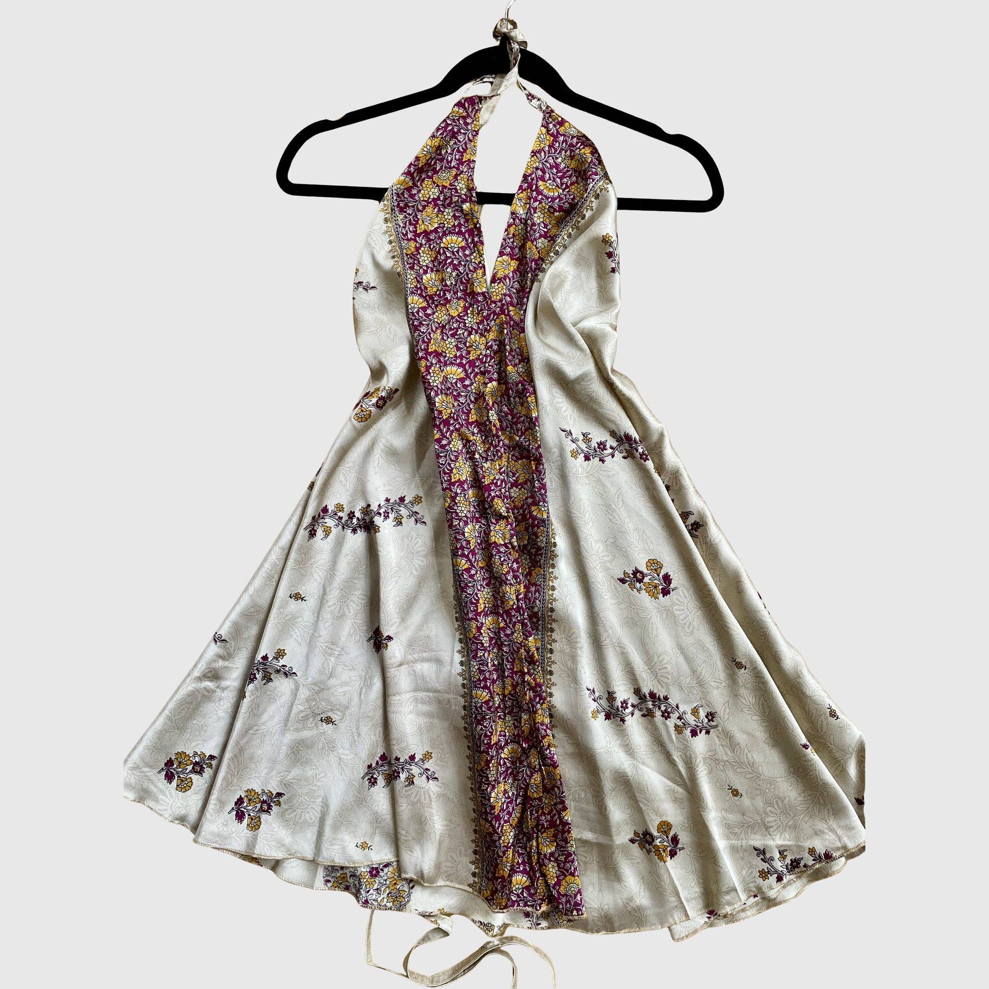 Kurzes Magic Scarf Dress aus upcyceltem Sari in Creme mit gemustertem Print, Vorderansicht