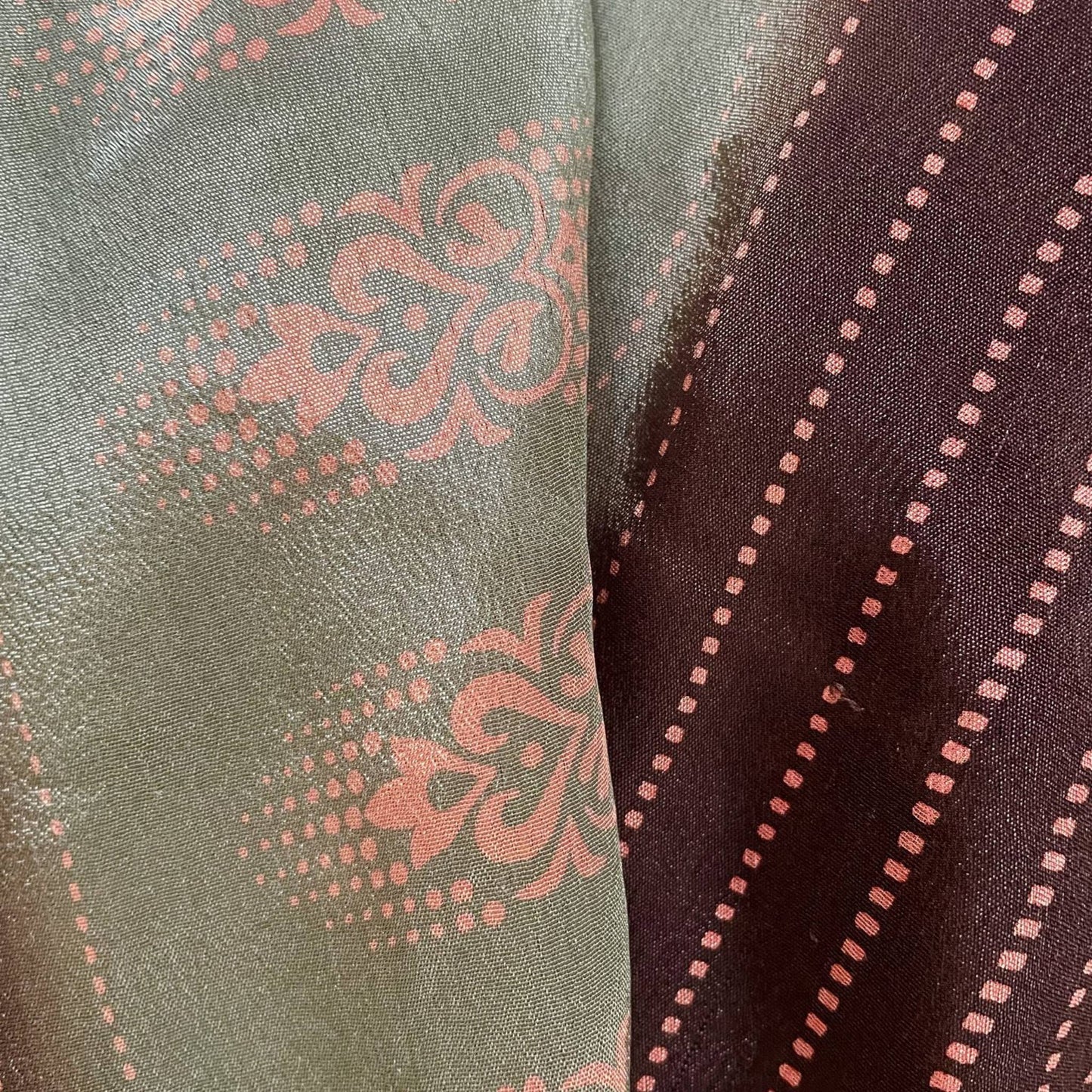 Stoffdetail: upcycelter Sari-Stoff in Braun