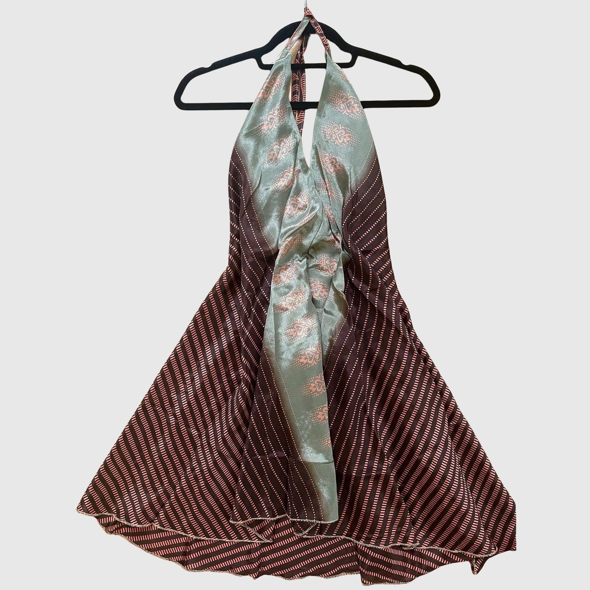 Kurzes Magic Scarf Dress aus upcyceltem Sari in Braun, Vorderansicht
