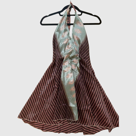 Kurzes Magic Scarf Dress aus upcyceltem Sari in Braun, Vorderansicht