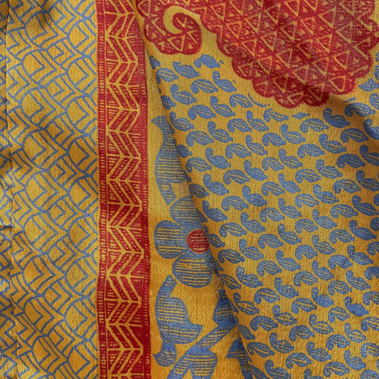 Stoffdetail: upcycelter Sari-Stoff in Orange