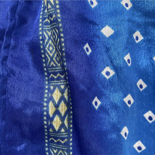 Stoffdetail: upcycelter Sari-Stoff in Blau