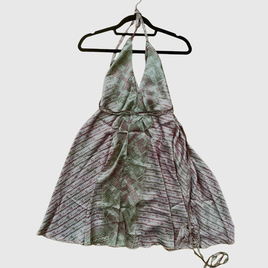 Kurzes Magic Scarf Dress aus upcyceltem Sari in Grün, Vorderansicht