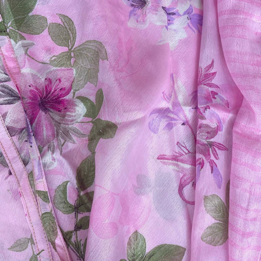 Stoffdetail: upcycelter Sari-Stoff in Rosa mit Lilien- und Blätter-Print
