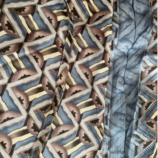 Stoffdetail: upcycelter Sari-Stoff in Blau und Beige mit geometrischem Art-déco-Muster