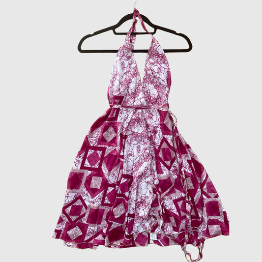 Kurzes Magic Scarf Dress aus upcyceltem Sari in Beerenrot, Vorderansicht