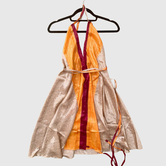 Kurzes Magic Scarf Dress aus upcyceltem Sari in Orange und Creme, Vorderansicht