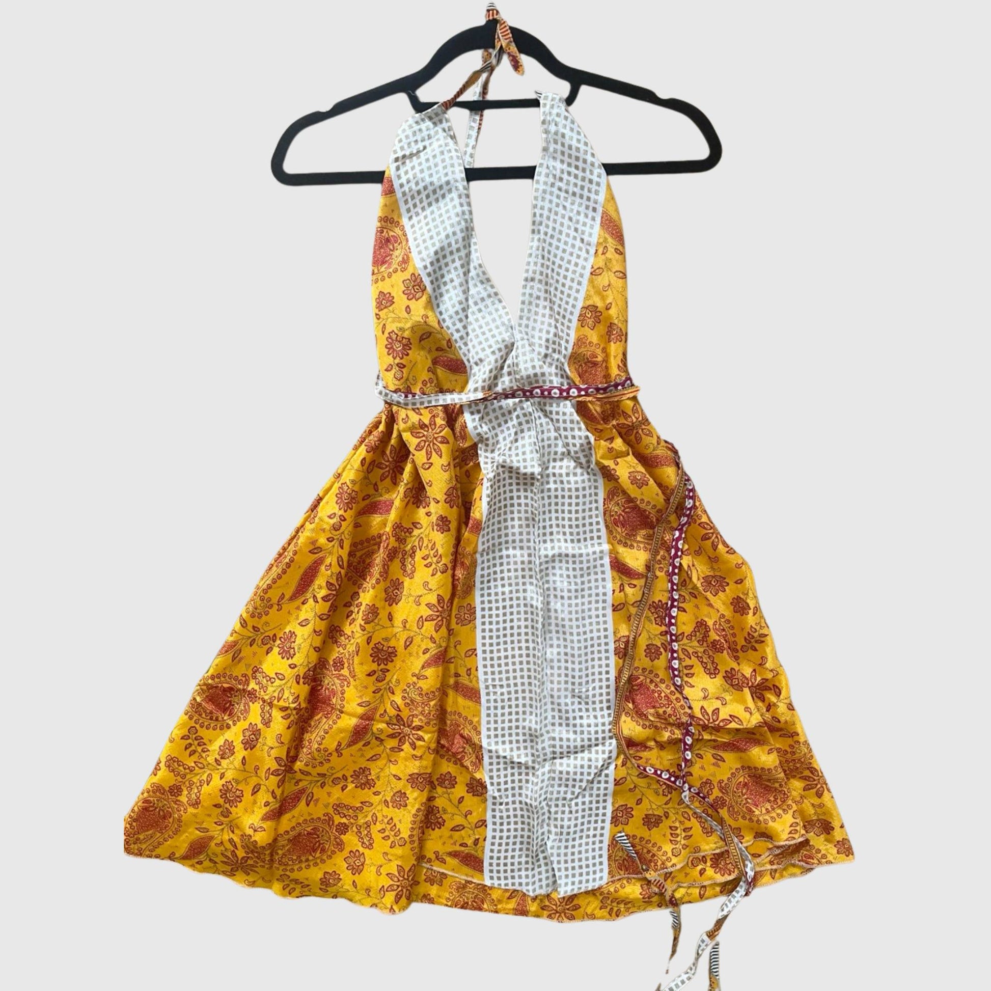 Kurzes Magic Scarf Dress aus upcyceltem Sari in Gelb, Vorderansicht