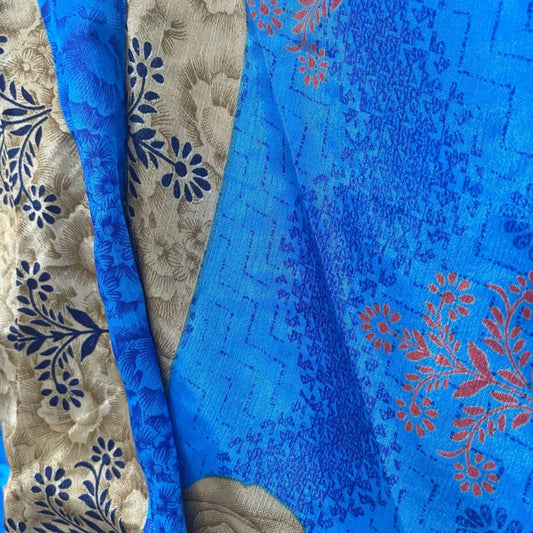 Stoffdetail: upcycelter Sari-Stoff in leuchtendem Blau mit beigen Rosen und Blütenranken