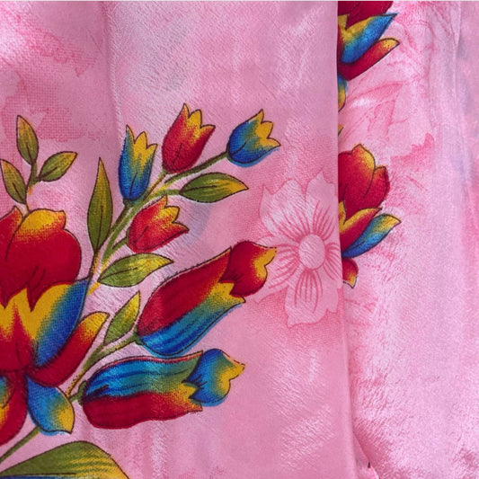 Stoffdetail: upcycelter Sari-Stoff in Rosa mit buntem Tulpen-Print