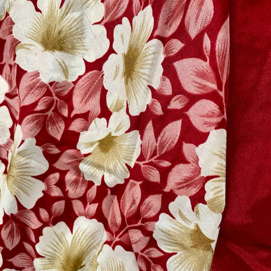 Stoffdetail: upcycelter Sari-Stoff in Rot mit weißen Blüten und goldener Ornament-Bordüre