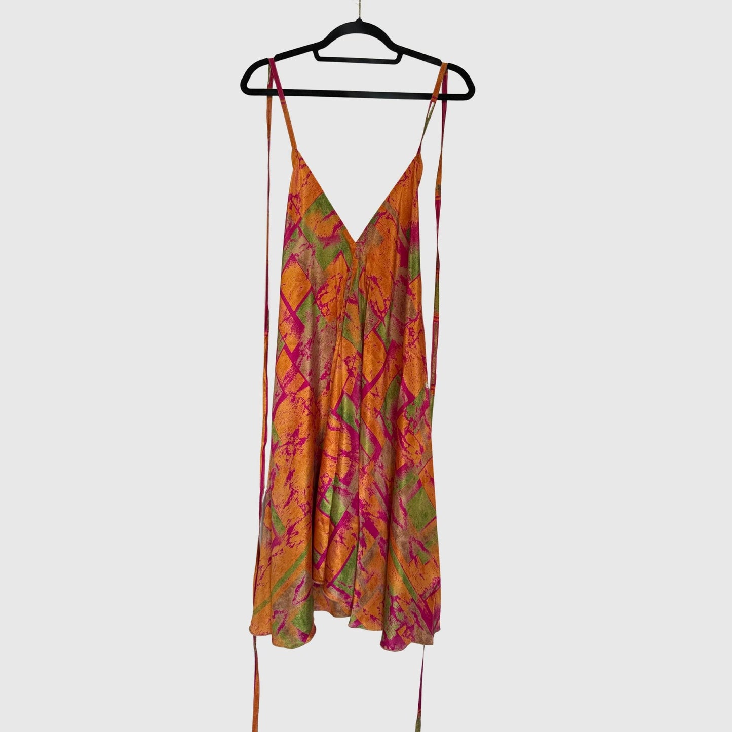 Upcycled Magic Scarf Dress Kurz #678 aus Vintage-Sari in Altrosa & Pink – Vorderansicht