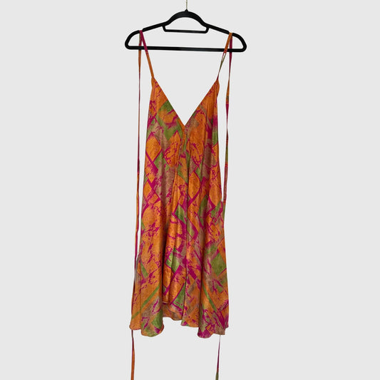 Upcycled Magic Scarf Dress Kurz #678 aus Vintage-Sari in Altrosa & Pink – Vorderansicht