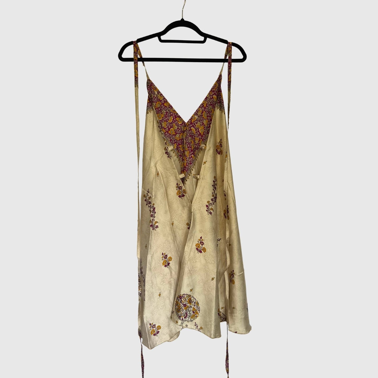 Upcycled Magic Scarf Dress Kurz #679 aus Vintage-Sari in Beige – Rückansicht