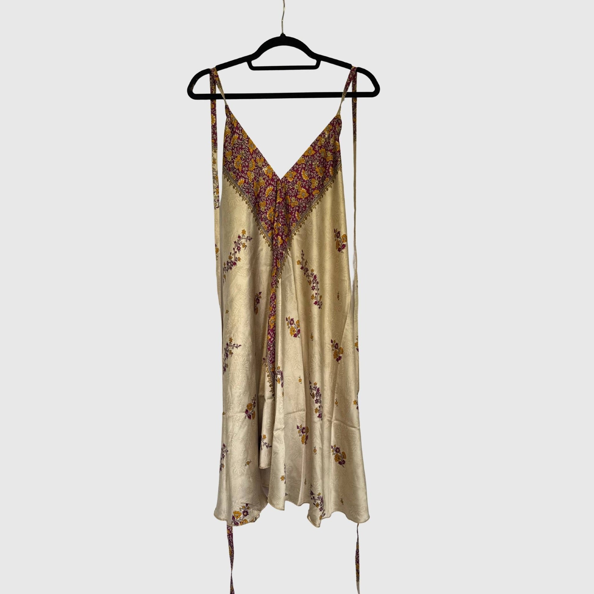 Upcycled Magic Scarf Dress Kurz #679 aus Vintage-Sari in Beige – Vorderansicht