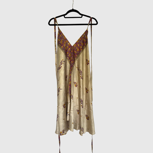 Upcycled Magic Scarf Dress Kurz #679 aus Vintage-Sari in Beige – Vorderansicht