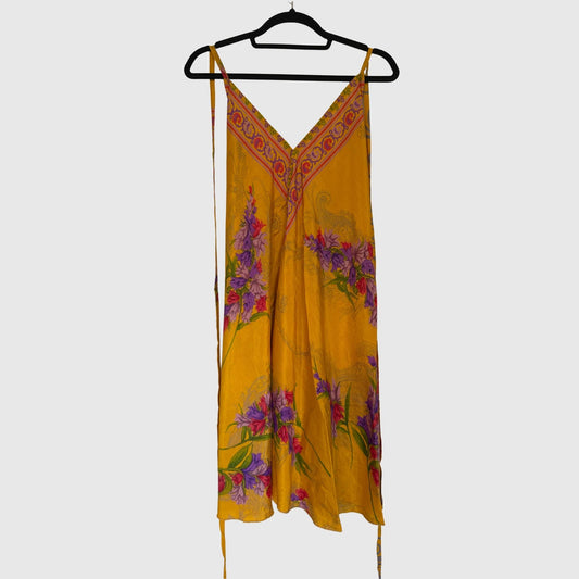 Upcycled Magic Scarf Dress Kurz #680 aus Vintage-Sari in Orange & Lila – Vorderansicht