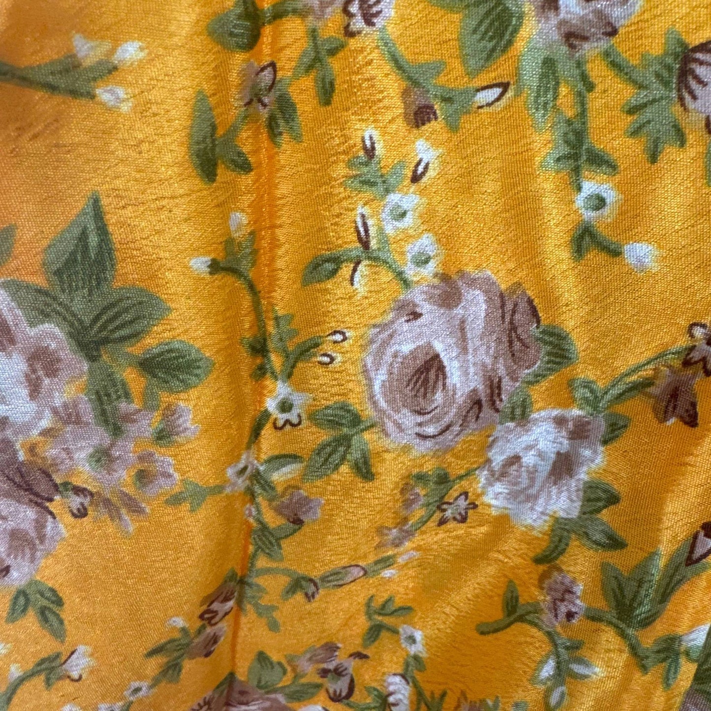 Upcycled Magic Scarf Dress Kurz #681 aus Vintage-Sari in Gold & Oliv – Detailansicht