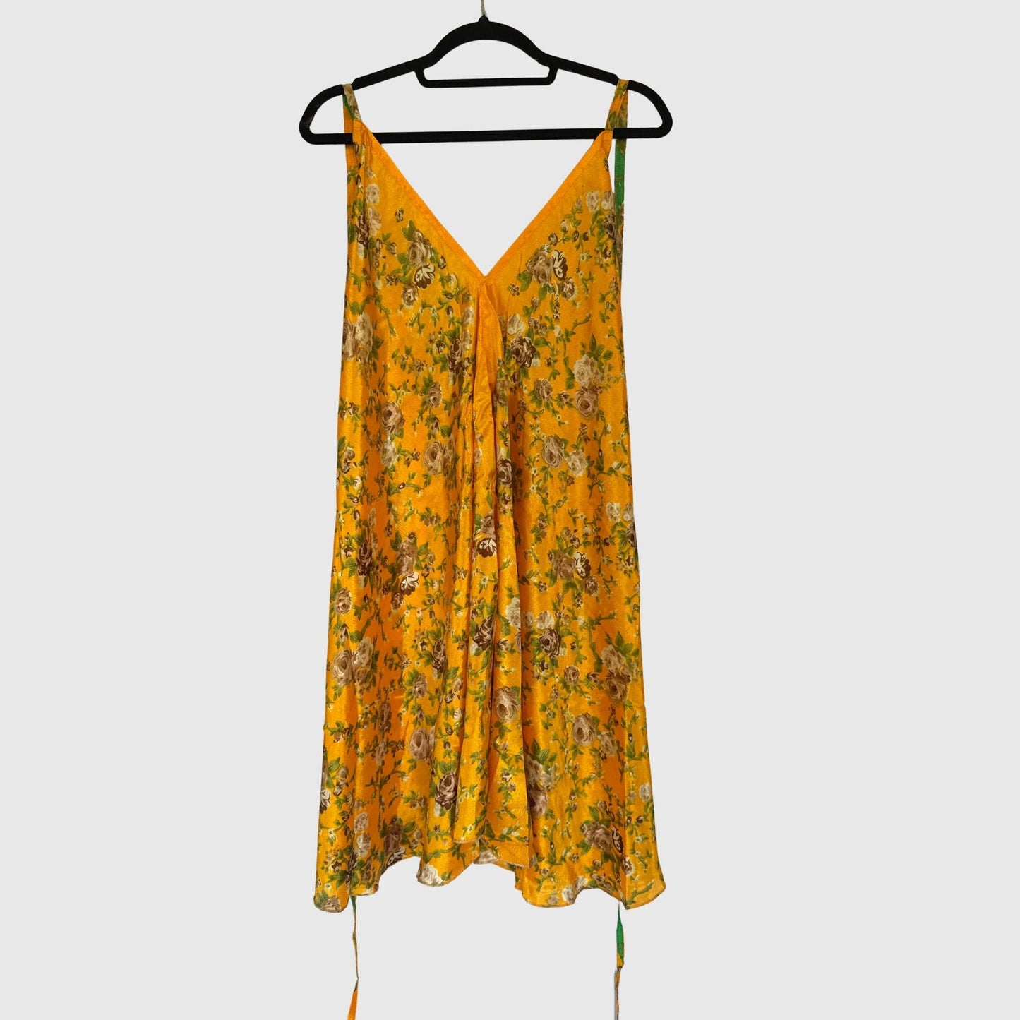 Upcycled Magic Scarf Dress Kurz #681 aus Vintage-Sari in Gold & Oliv – Vorderansicht