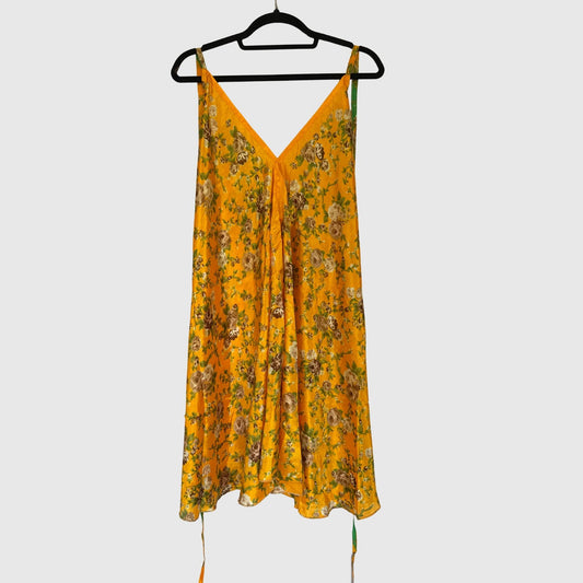 Upcycled Magic Scarf Dress Kurz #681 aus Vintage-Sari in Gold & Oliv – Vorderansicht