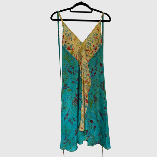 Upcycled Magic Scarf Dress Kurz #682 aus Vintage-Sari in Türkis – Vorderansicht
