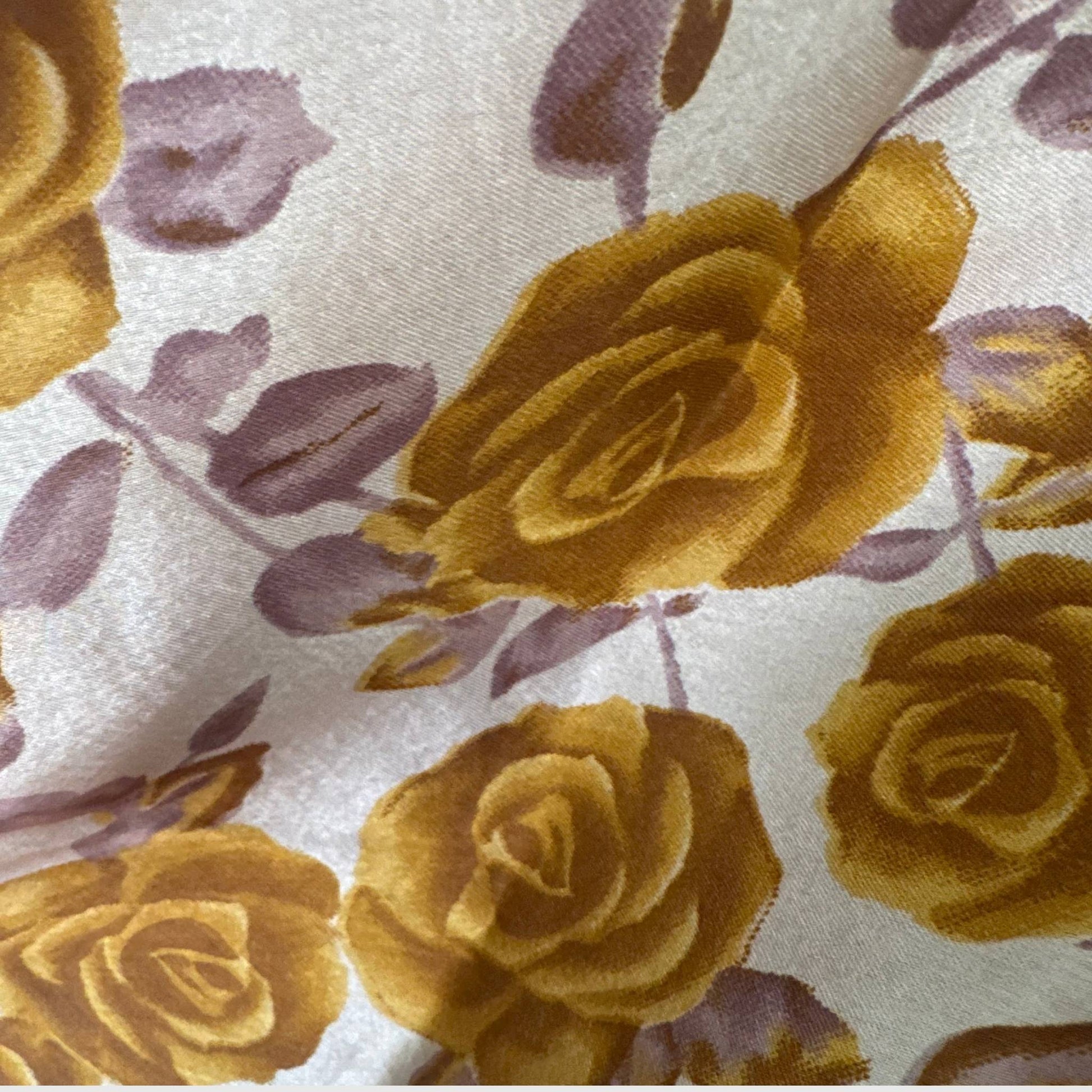 Upcycled Magic Scarf Dress Kurz #683 aus Vintage-Sari in Braun & Beige – Detailansicht