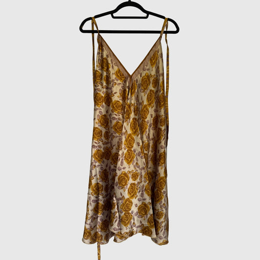 Upcycled Magic Scarf Dress Kurz #683 aus Vintage-Sari in Braun & Beige – Vorderansicht