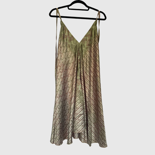 Upcycled Magic Scarf Dress Kurz #684 aus Vintage-Sari in Beige & Braun – Vorderansicht