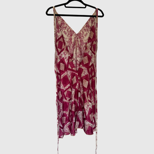 Upcycled Magic Scarf Dress Kurz #686 aus Vintage-Sari in Dunkelrot & Rosa – Rückansicht