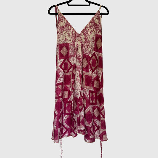 Upcycled Magic Scarf Dress Kurz #686 aus Vintage-Sari in Dunkelrot & Rosa – Vorderansicht