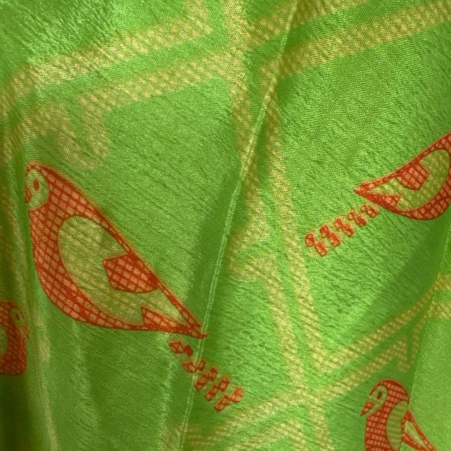 Upcycled Magic Scarf Dress Kurz #687 aus Vintage-Sari in Grün & Orange – Detailansicht
