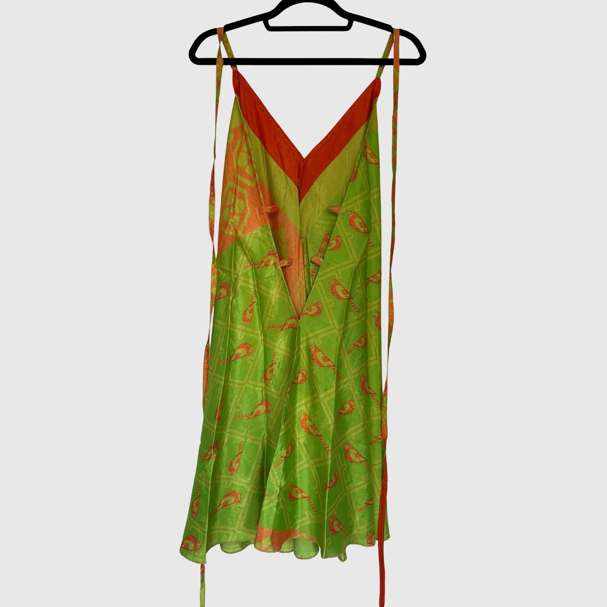 Upcycled Magic Scarf Dress Kurz #687 aus Vintage-Sari in Grün & Orange – Rückansicht