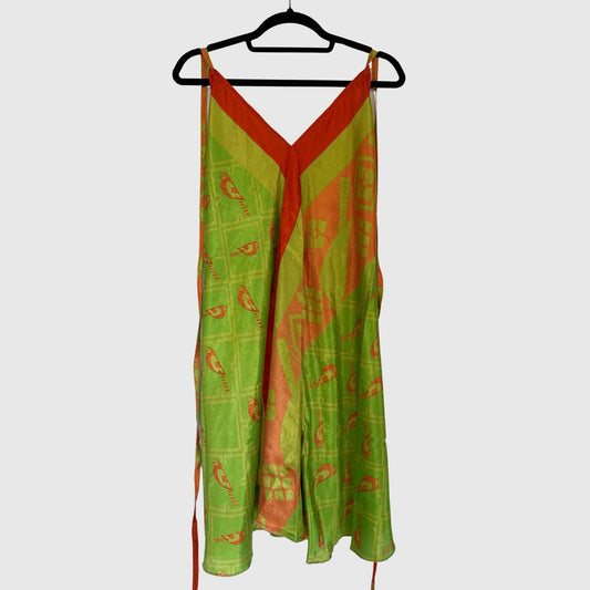 Upcycled Magic Scarf Dress Kurz #687 aus Vintage-Sari in Grün & Orange – Vorderansicht