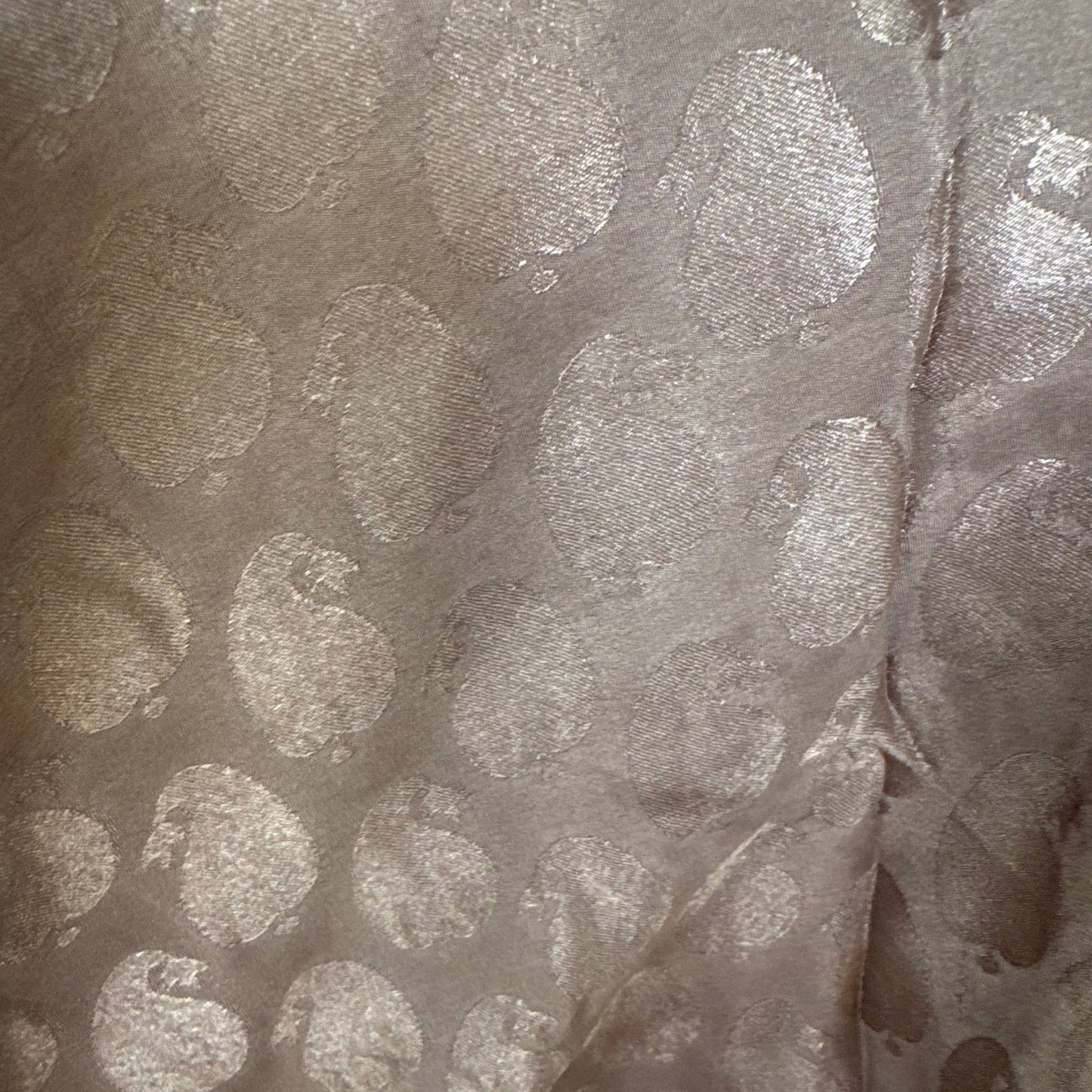 Upcycled Magic Scarf Dress Kurz #688 aus Vintage-Sari in Braun & Beige – Detailansicht