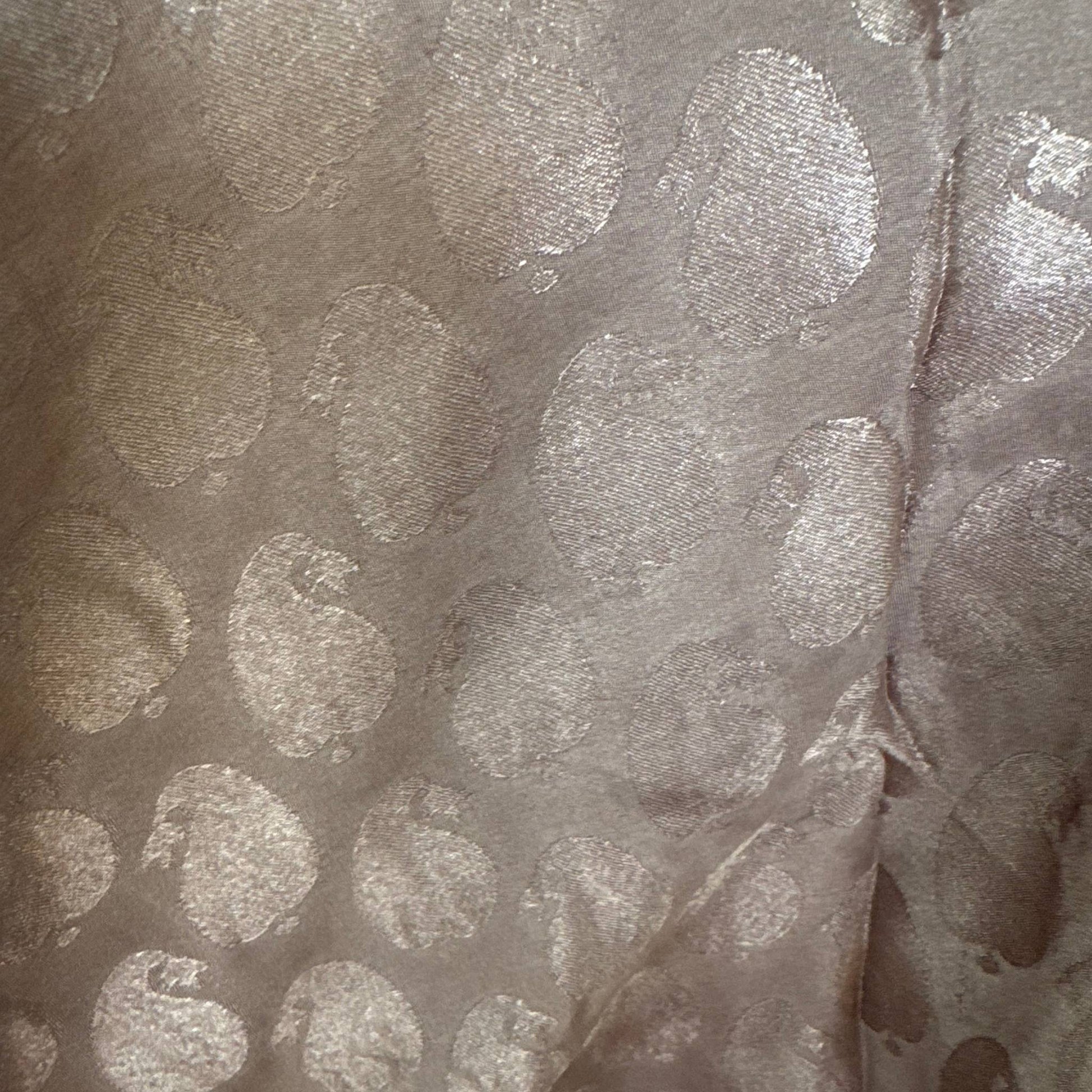 Upcycled Magic Scarf Dress Kurz #688 aus Vintage-Sari in Braun & Beige – Detailansicht