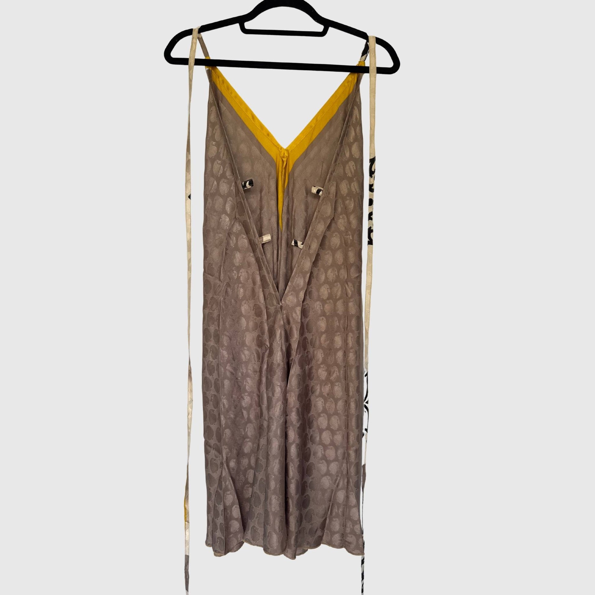 Upcycled Magic Scarf Dress Kurz #688 aus Vintage-Sari in Braun & Beige – Rückansicht