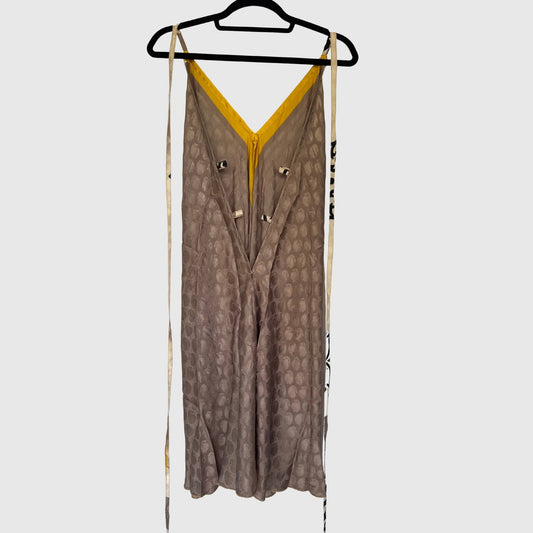 Upcycled Magic Scarf Dress Kurz #688 aus Vintage-Sari in Braun & Beige – Rückansicht